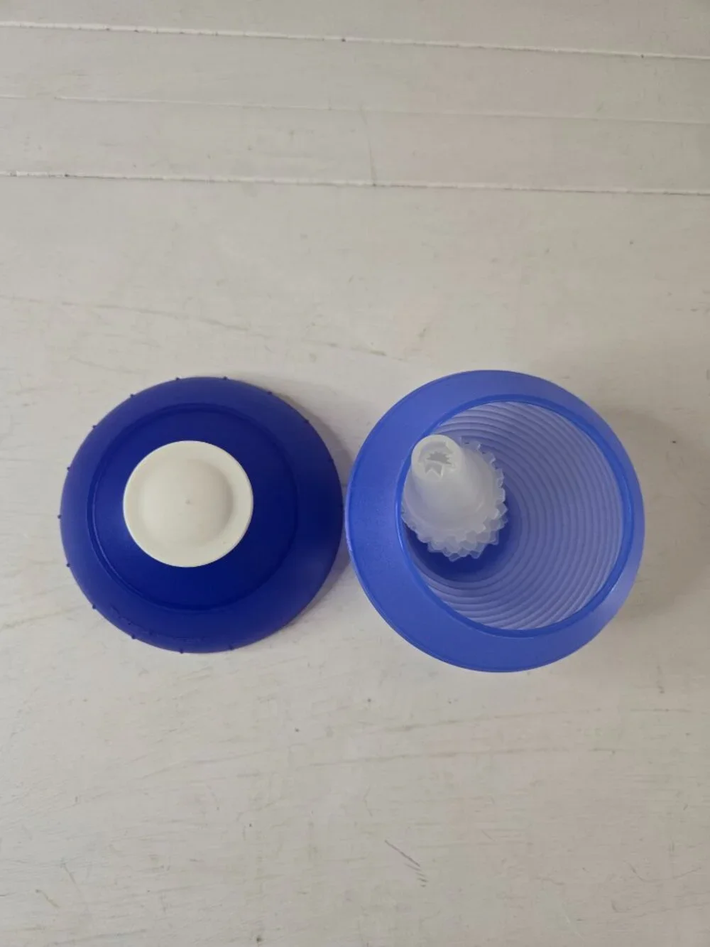Tupperware Squeeze It Gourmet Cake Decorator with 5 tips